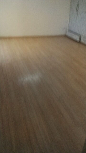 Room in 3 BHK Apartment at Moti Nagar – for Sale