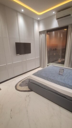 Room in 3 BHK Apartment at Lokhandwala Complex – for Sale