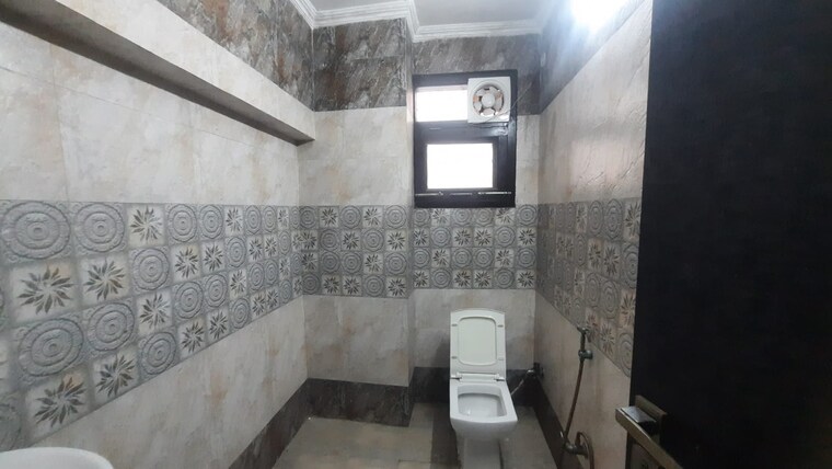 Bathroom, sector 31 6+ Bedroom 450 Sq.Yd. Independent House In Sector 31 Noida 8517805