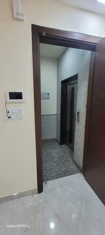 Room in 2.5 BHK Builder Floor at Paschim Vihar – for Rent