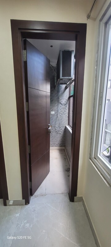 Room in 2.5 BHK Builder Floor at Paschim Vihar – for Rent