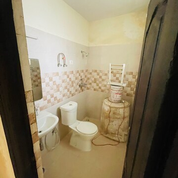 Attached Bathroom in 3.5 BHK Villa at Amrapali Dream Valley, Amrapali Dream Valley – for Rent