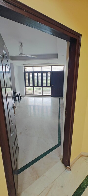Room in 3 BHK Builder Floor at SS Mayfield Gardens, Sector 51 – for Rent