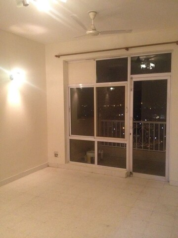 Room in 2 BHK Apartment at DLF Regency Park I, Dlf Phase iv – for Rent