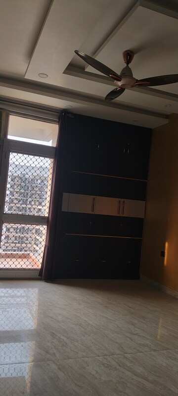 Room in 3 BHK Apartment at Piyush Heights, Sector 89 – for Rent