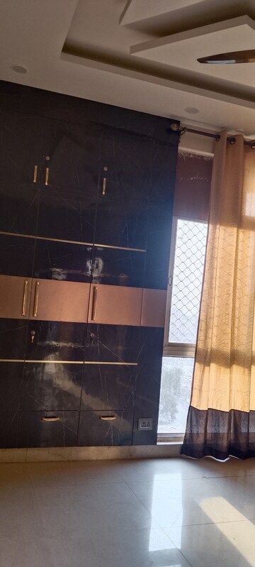 Room in 3 BHK Apartment at Piyush Heights, Sector 89 – for Rent