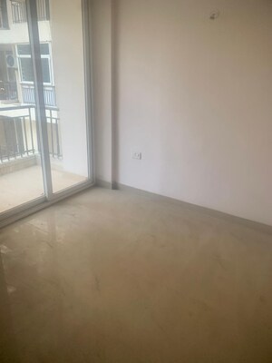 Room in 2 BHK Apartment at Amrapali Golf Homes, Sector 4 Greater Noida – for Sale