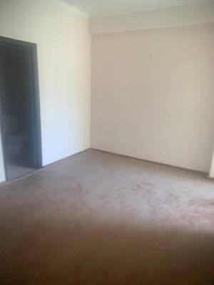 Room in 2 BHK Apartment at Amrapali Golf Homes, Sector 4 Greater Noida – for Sale