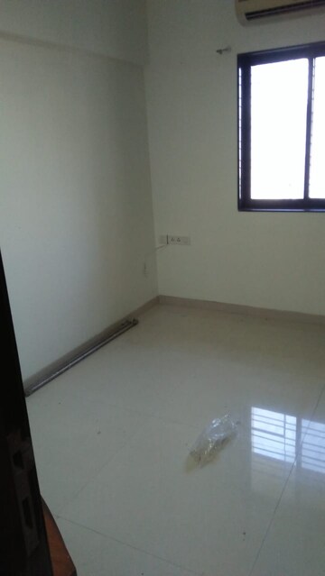 Room in 2 BHK Apartment at Abhishek Apartment Andheri West, Andheri West – for Rent