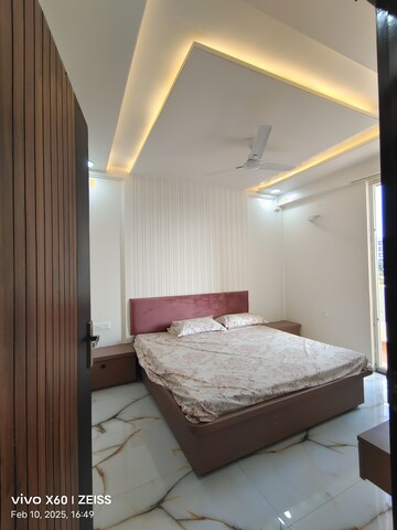 Room in 4 BHK Apartment at Mansarovar – for Sale
