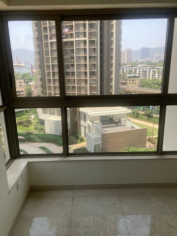 Room in 2 BHK Apartment at Kalpataru Paramount A, Kapur Bawdi – for Rent