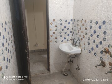 Attached Bathroom in 1 BHK Builder Floor at Saket – for Rent