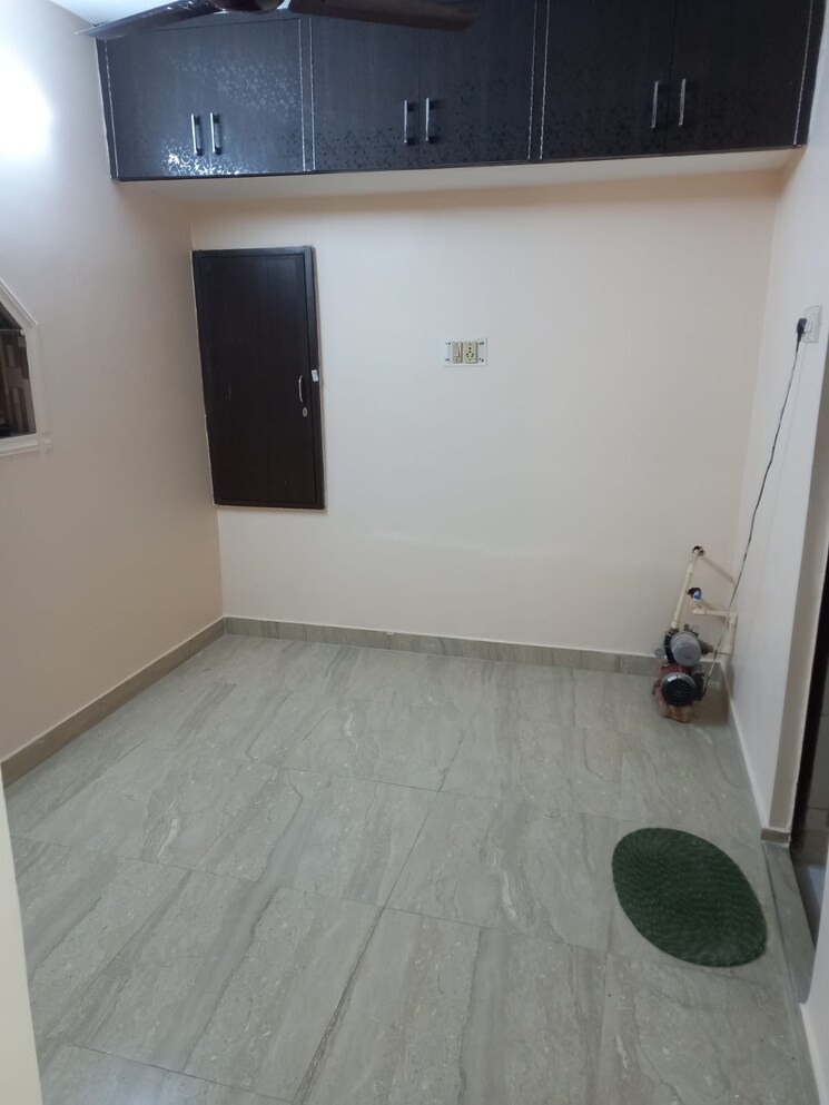 Room, paschim vihar 1.5 Bedroom 50 Sq.Yd. Apartment In Paschim Vihar Delhi 8518295