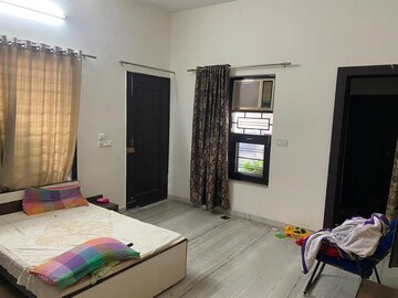 Room in 5 BHK Builder Floor at Sector 14 – for Rent