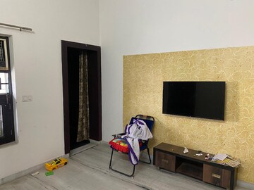 Room in 5 BHK Builder Floor at Sector 14 – for Rent