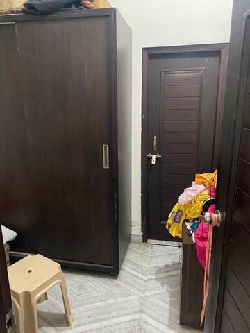 Room in 5 BHK Builder Floor at Sector 14 – for Rent