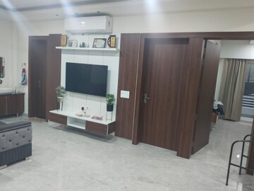 Room in 5 BHK Builder Floor at Sector 14 – for Rent