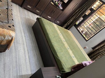 Room in 5 BHK Builder Floor at Sector 14 – for Rent