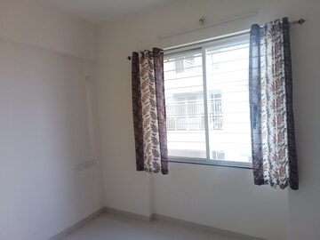 Room in 3 BHK Apartment at Pristine Greens, Moshi – for Rent