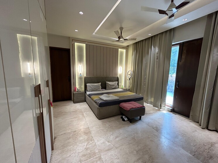 Room, sector 50 6+ Bedroom 200 Sq.Mt. Independent House In Sector 50 Noida 8518548