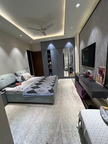 Room in 6+ BHK Independent House at Sector 50 – for Rent