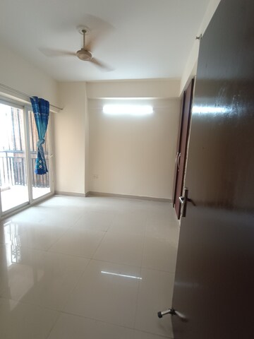 Room in 2.5 BHK Apartment at Mahagun Mywoods, Sector 16c Greater Noida – for Rent