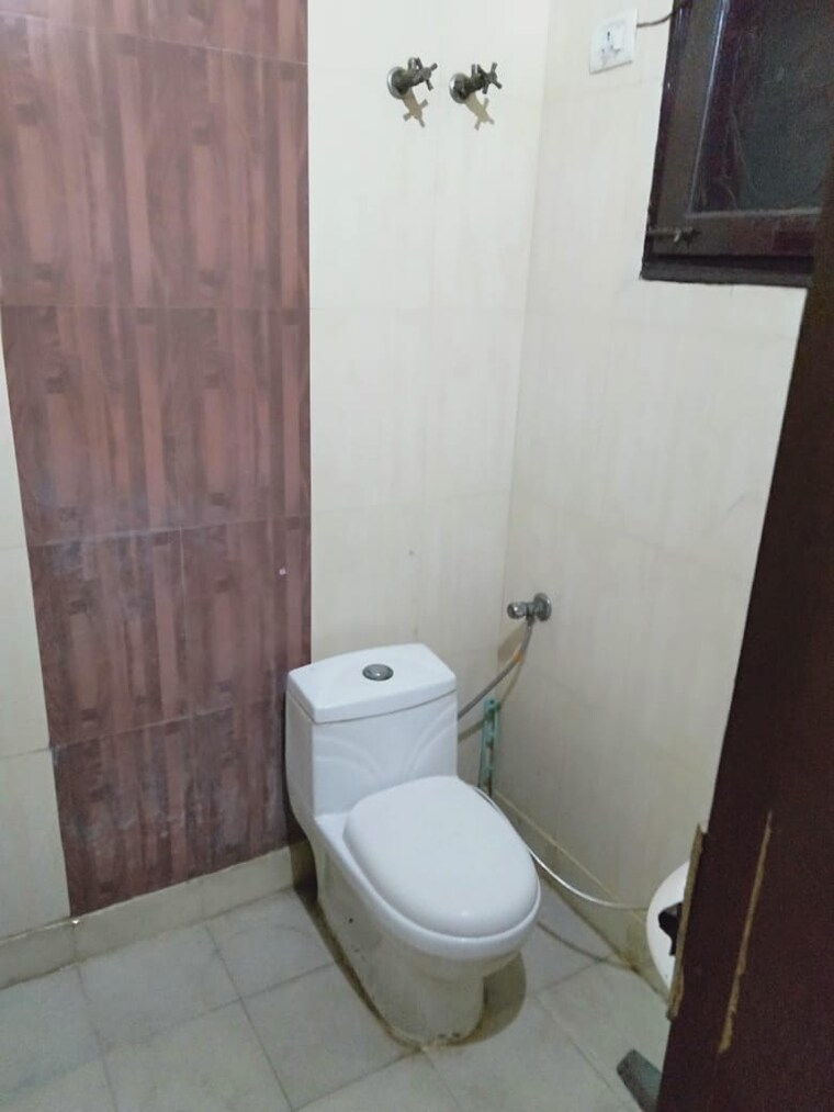 Bathroom, vaishali sector 5 2 Bedroom 1054 Sq.Ft. Builder Floor In Vaishali Sector 5 Ghaziabad 8518633
