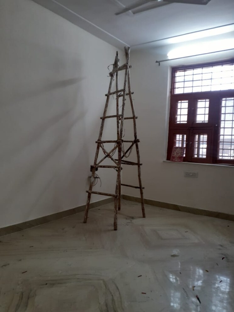 Room, sector 28 3.5 Bedroom 250 Sq.Yd. Independent House In Sector 28 Faridabad 8518958