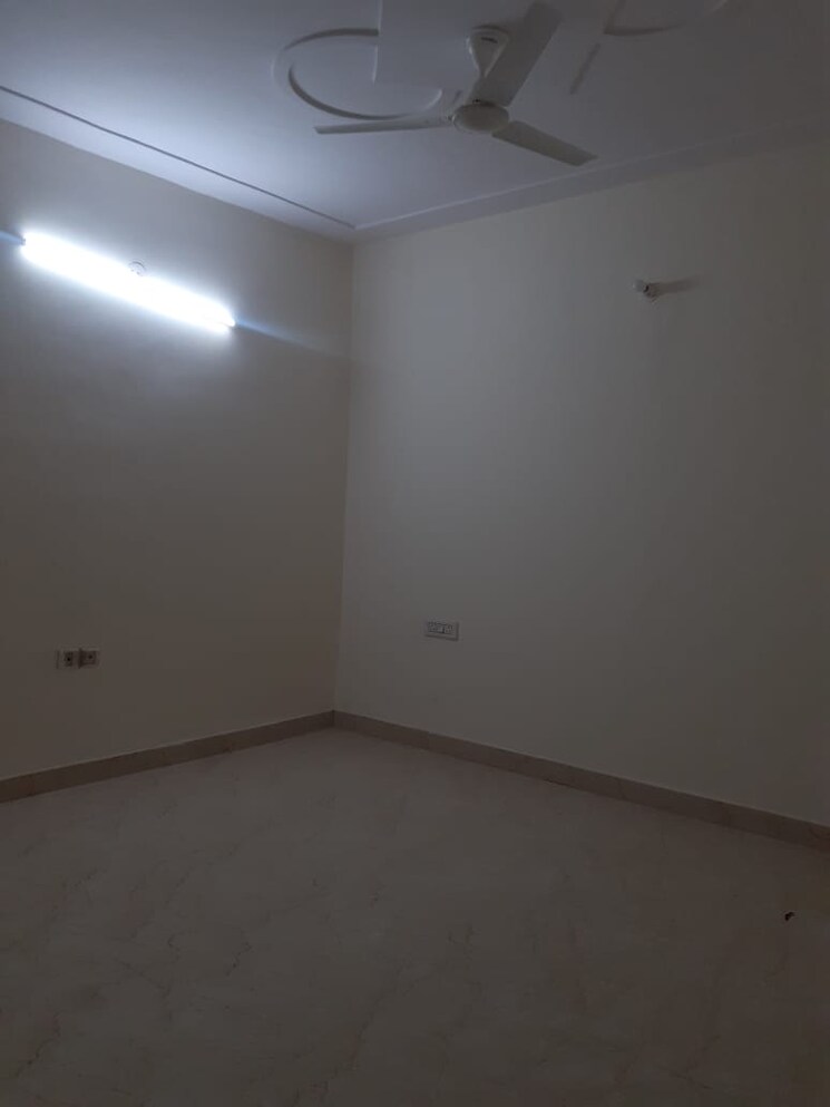 Room, sector 28 3.5 Bedroom 250 Sq.Yd. Independent House In Sector 28 Faridabad 8518958