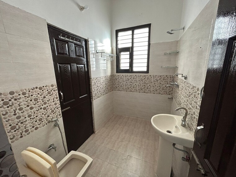 Bathroom, dhakoli village 3 Bedroom 1900 Sq.Ft. Builder Floor In Dhakoli Village Zirakpur 8519004