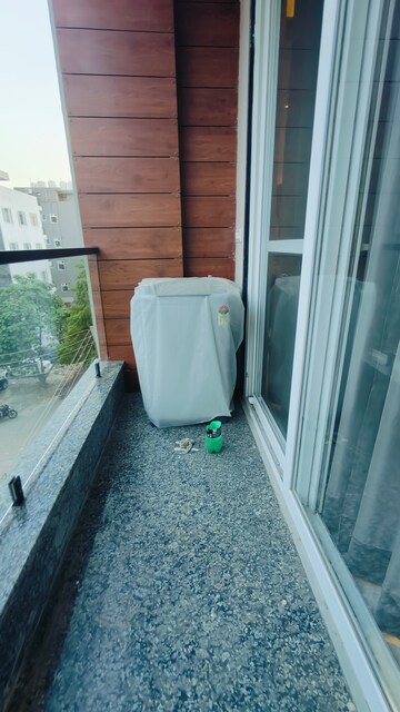 Balcony in 1 BHK Builder Floor at Sushant Vyapaar Kendra, Sector 43 – for Rent
