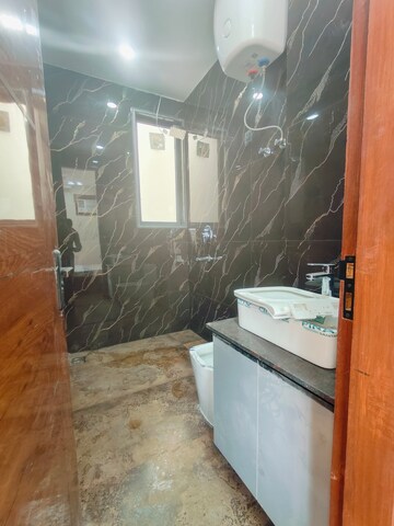 Attached Bathroom in 1 BHK Builder Floor at Sushant Vyapaar Kendra, Sector 43 – for Rent