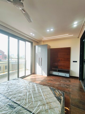 Bedroom in 1 BHK Builder Floor at Sushant Vyapaar Kendra, Sector 43 – for Rent