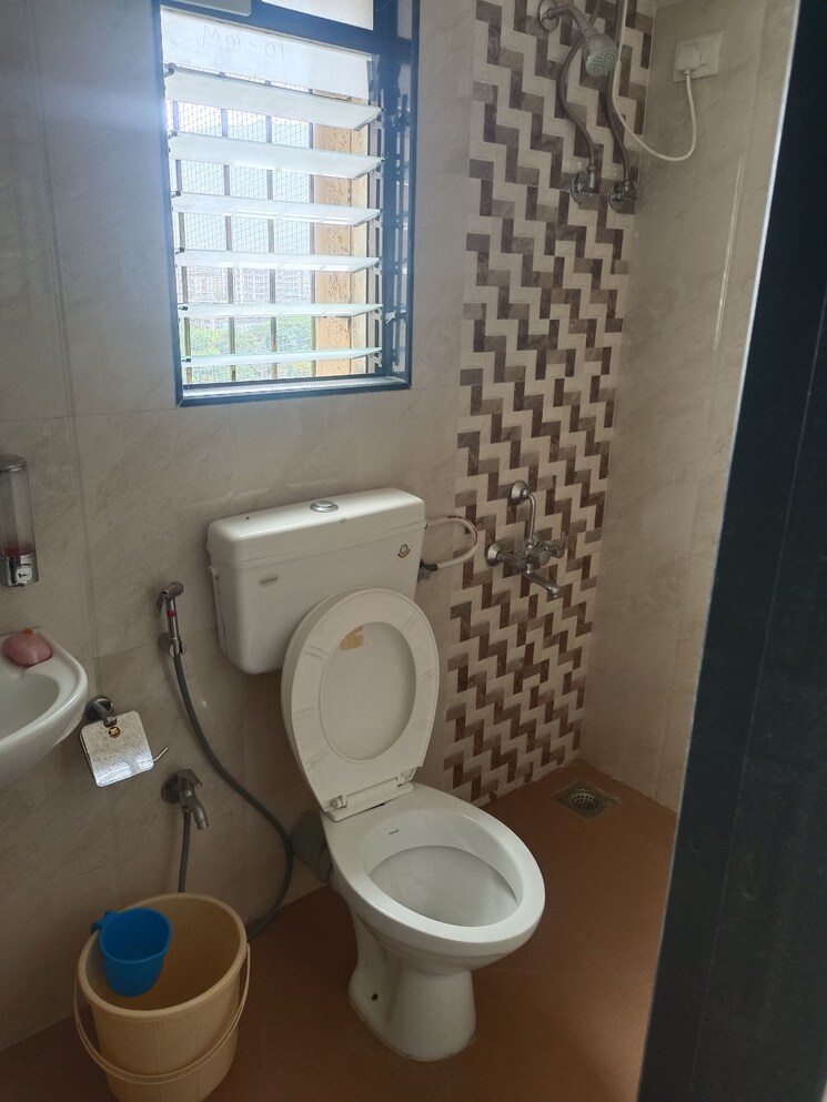 Bathroom, hubtown-greenwoods 3 Bedroom 672 Sq.Ft. Apartment In Vartak Nagar Thane 8519199