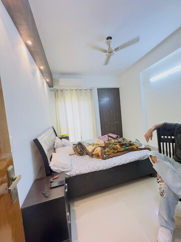 Room in 3 BHK Apartment at Mahagun Moderne, Sector 78 – for Rent