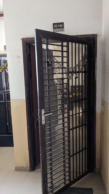 Room in 2.5 BHK Apartment at Mahagun Mywoods, Sector 16c Greater Noida – for Rent