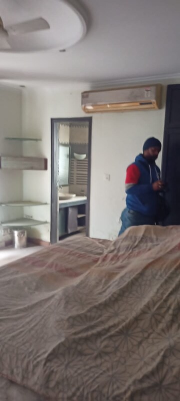 Room in 2.5 BHK Apartment at Eldeco Utopia, Sector 93a – for Sale