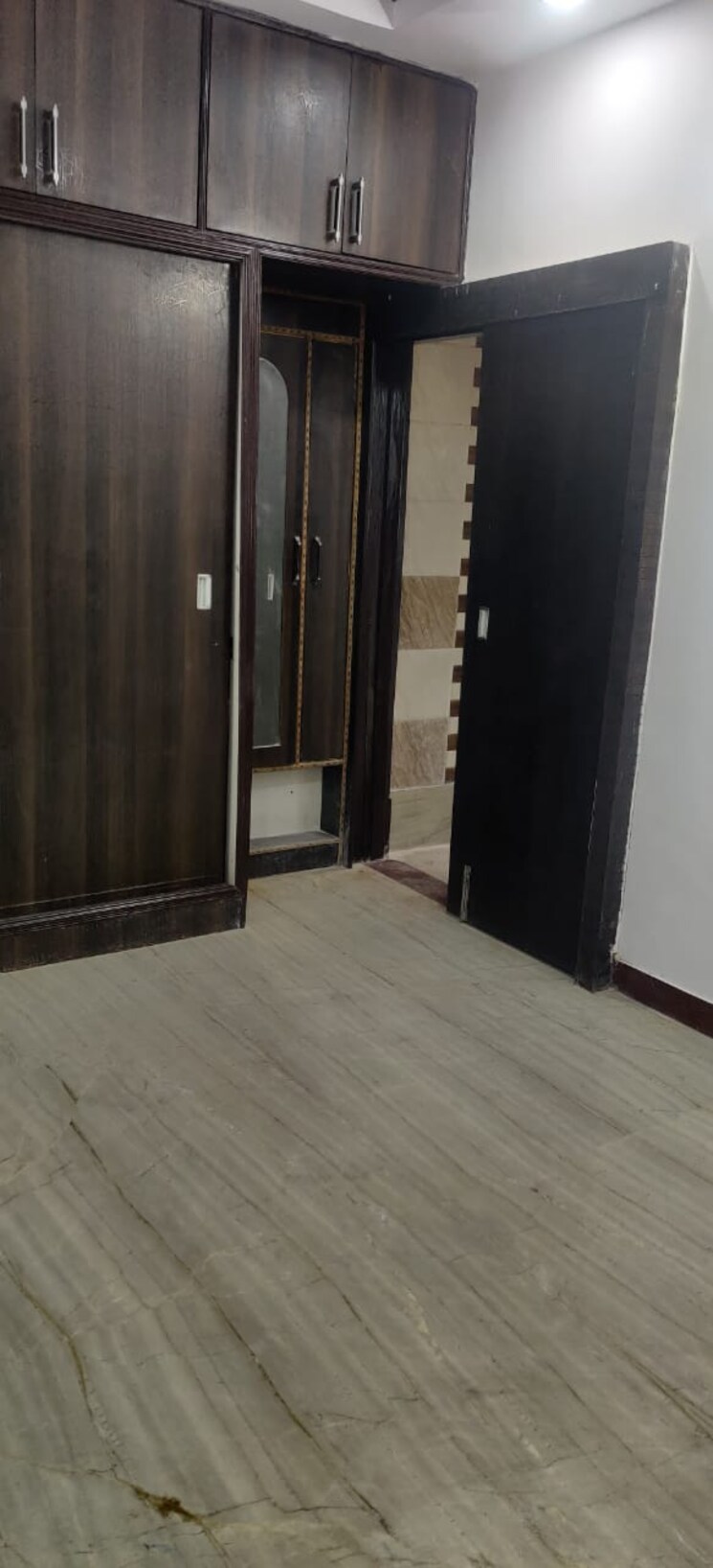 Room, rohini sector 24 2 Bedroom 60 Sq.Mt. Builder Floor In Rohini Sector 24 Delhi 8520847