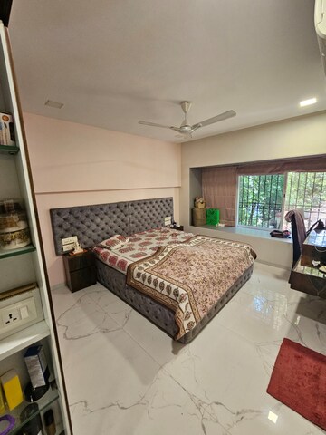 Bedroom in 4 BHK Apartment at Lokhandwala Complex Andheri – for Sale