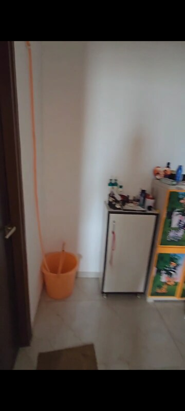 Room in 3 BHK Apartment at Rishita Manhattan, Gomti Nagar – for Rent