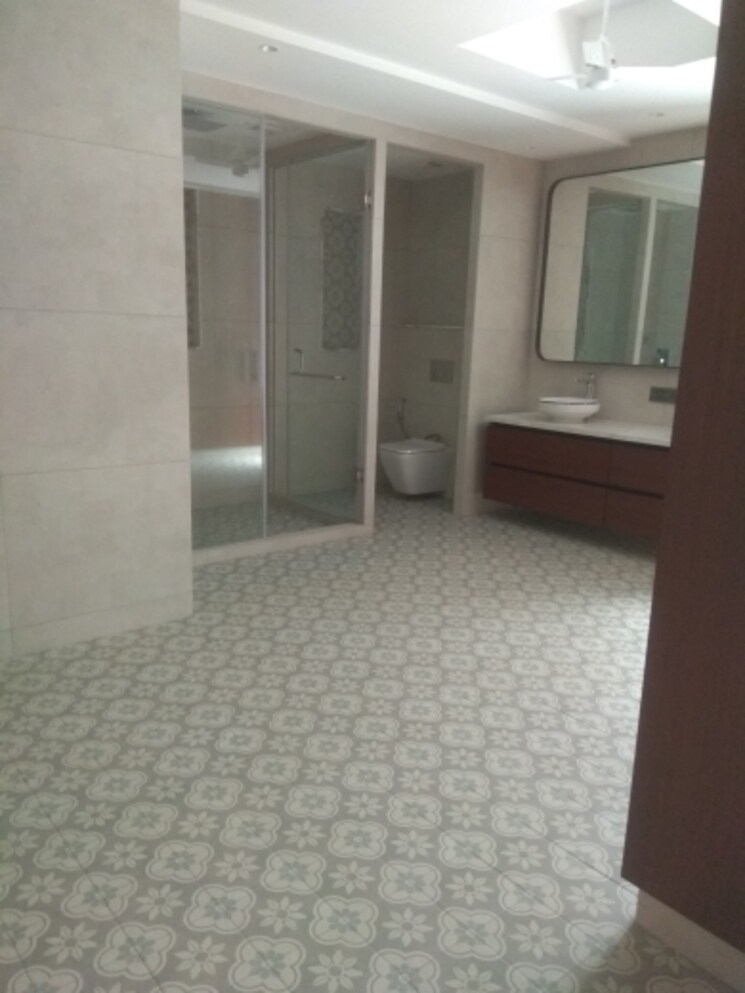 Bathroom, sukhdev vihar 4 Bedroom 300 Sq.Yd. Builder Floor In Sukhdev Vihar Delhi 8521636