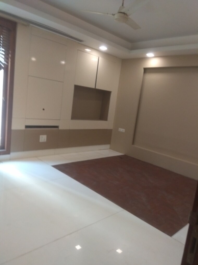 Bedroom, sukhdev vihar 4 Bedroom 300 Sq.Yd. Builder Floor In Sukhdev Vihar Delhi 8521636