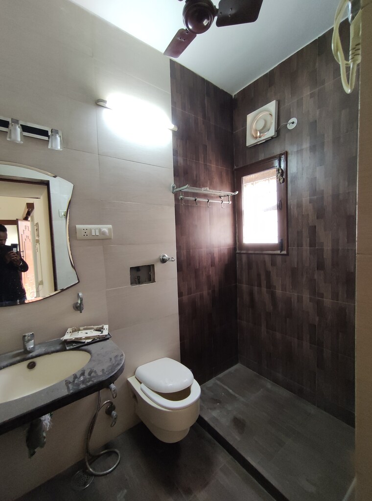 Bathroom, vasant kunj 2 Bedroom 1100 Sq.Ft. Apartment In Vasant Kunj Delhi 8521630