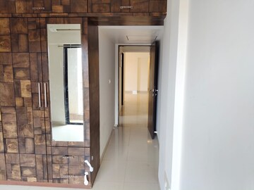 Room in 2 BHK Apartment at Hubtown Hillcrest, Andheri East – for Rent