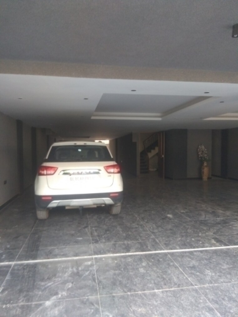  Parking, new friends colony 4 Bedroom 500 Sq.Yd. Builder Floor In New Friends Colony Delhi 8521770