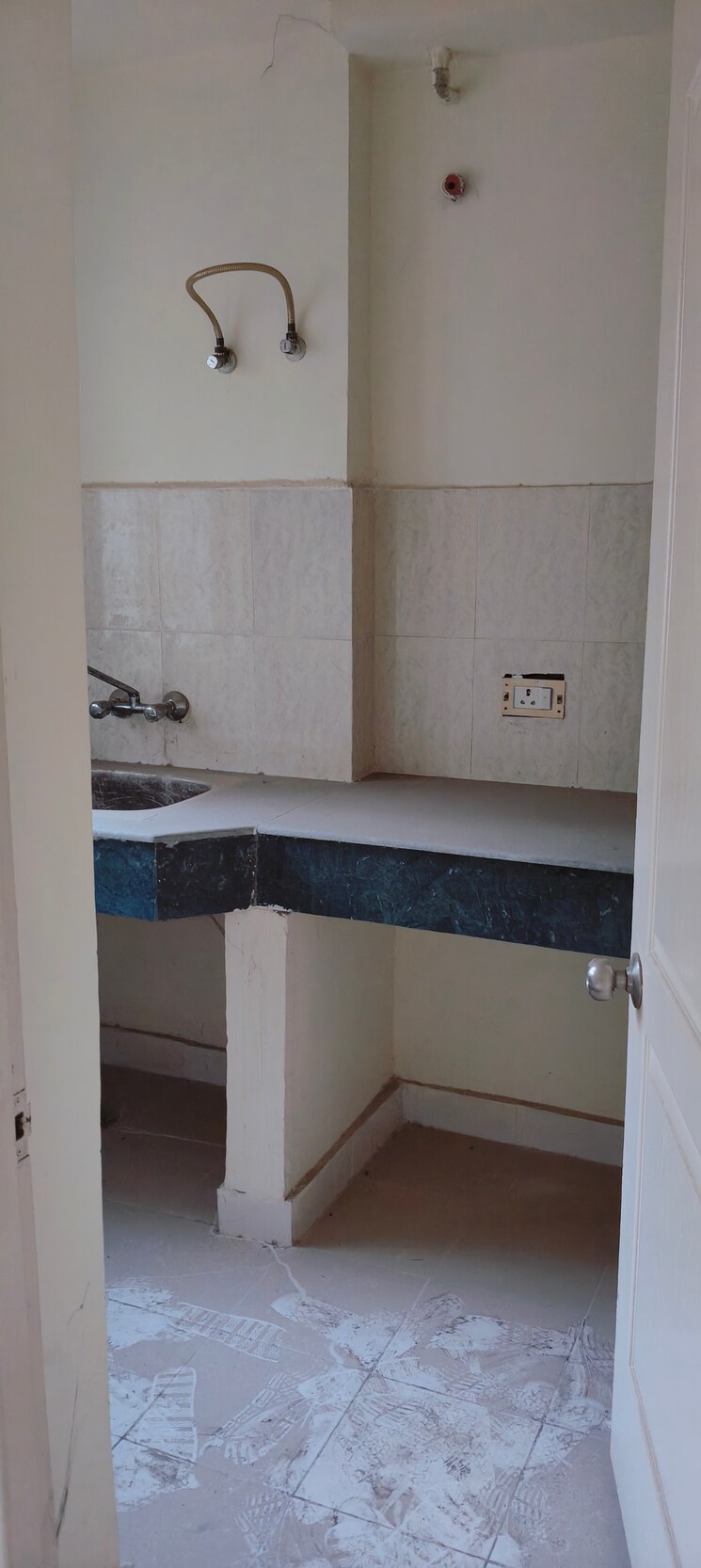 Kitchen, paras-tierea 2 Bedroom 825 Sq.Ft. Apartment In Sector 137 Noida 8521768