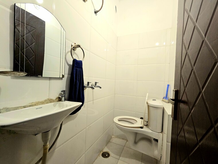 Bathroom, peer mucchalla 3 Bedroom 112 Sq.Yd. Builder Floor In Peer Mucchalla Zirakpur 8522245
