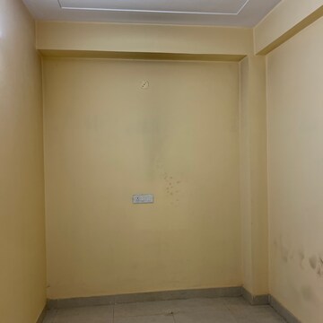 Room in 3.5 BHK Builder Floor at Sector 52 – for Rent