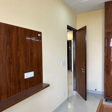 Room in 3.5 BHK Builder Floor at Sector 52 – for Rent