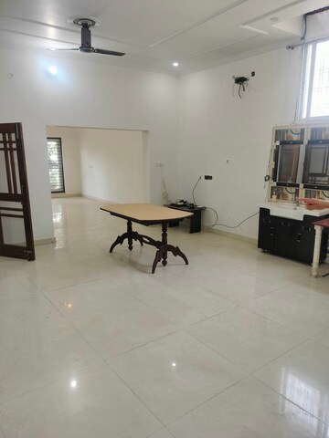 Room in 3 BHK Builder Floor at Gomti Nagar – for Rent